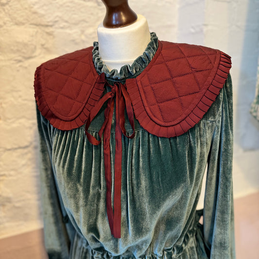 Lucy quilted collar in burgundy satin with reverse ballet pink