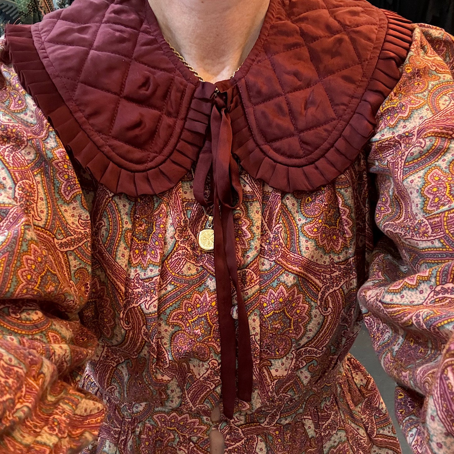 Lucy quilted collar in burgundy satin with reverse ballet pink