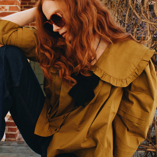 Lila blouse in olive cotton with big peter pan collar and black detachable bow