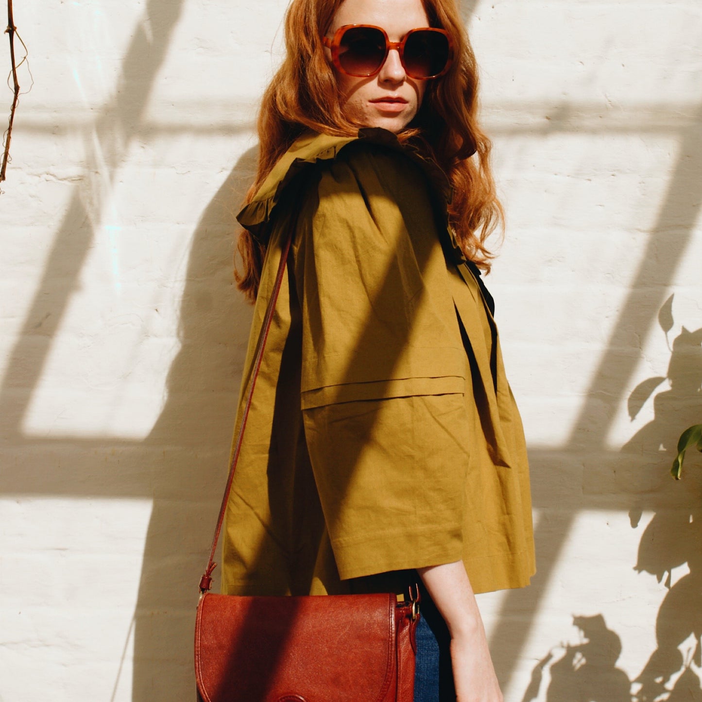 Lila blouse in olive cotton with big peter pan collar and black detachable bow