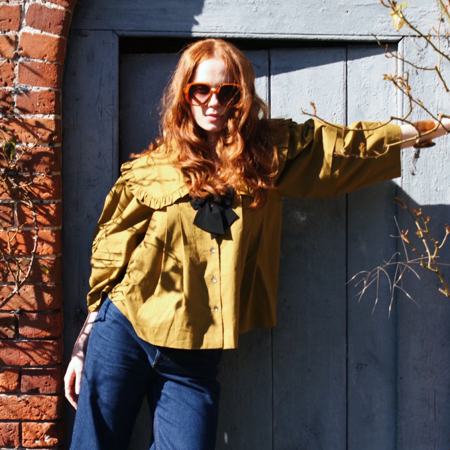 Lila blouse in olive cotton with big peter pan collar and black detachable bow