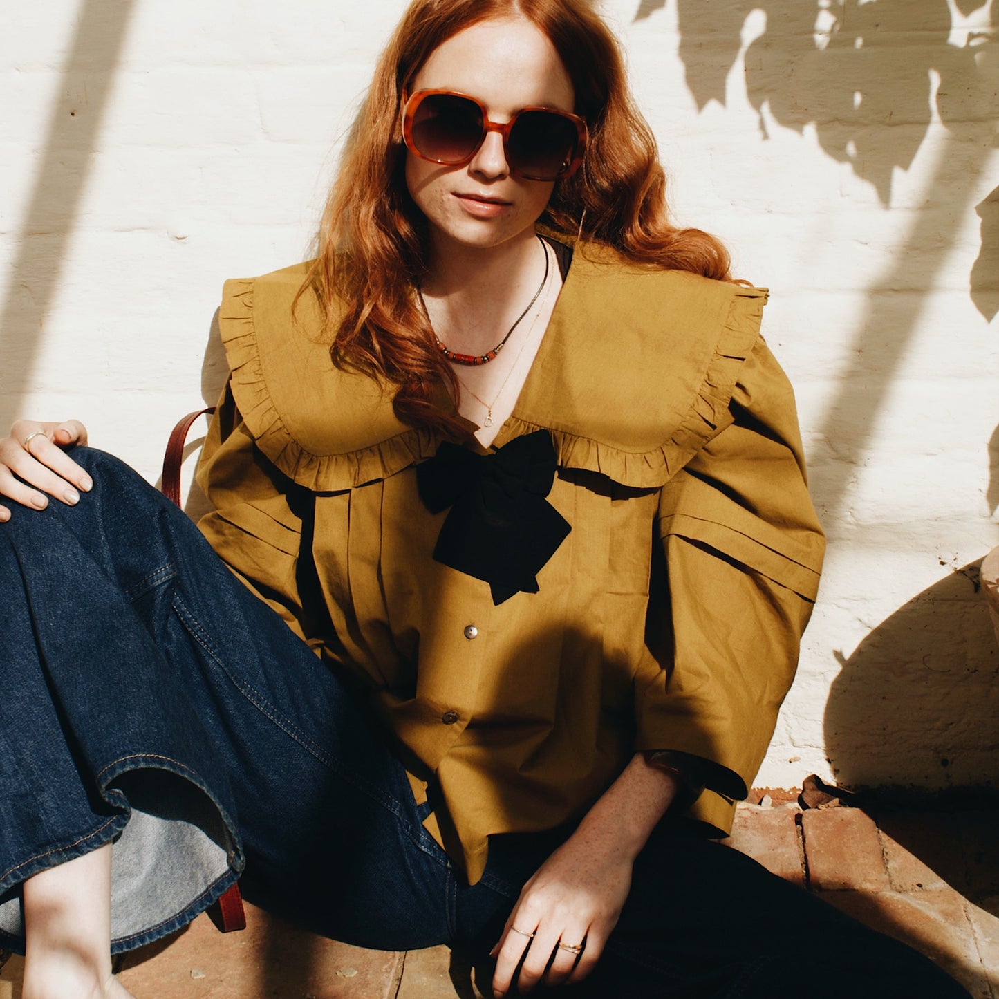 Lila blouse in olive cotton with big peter pan collar and black detachable bow