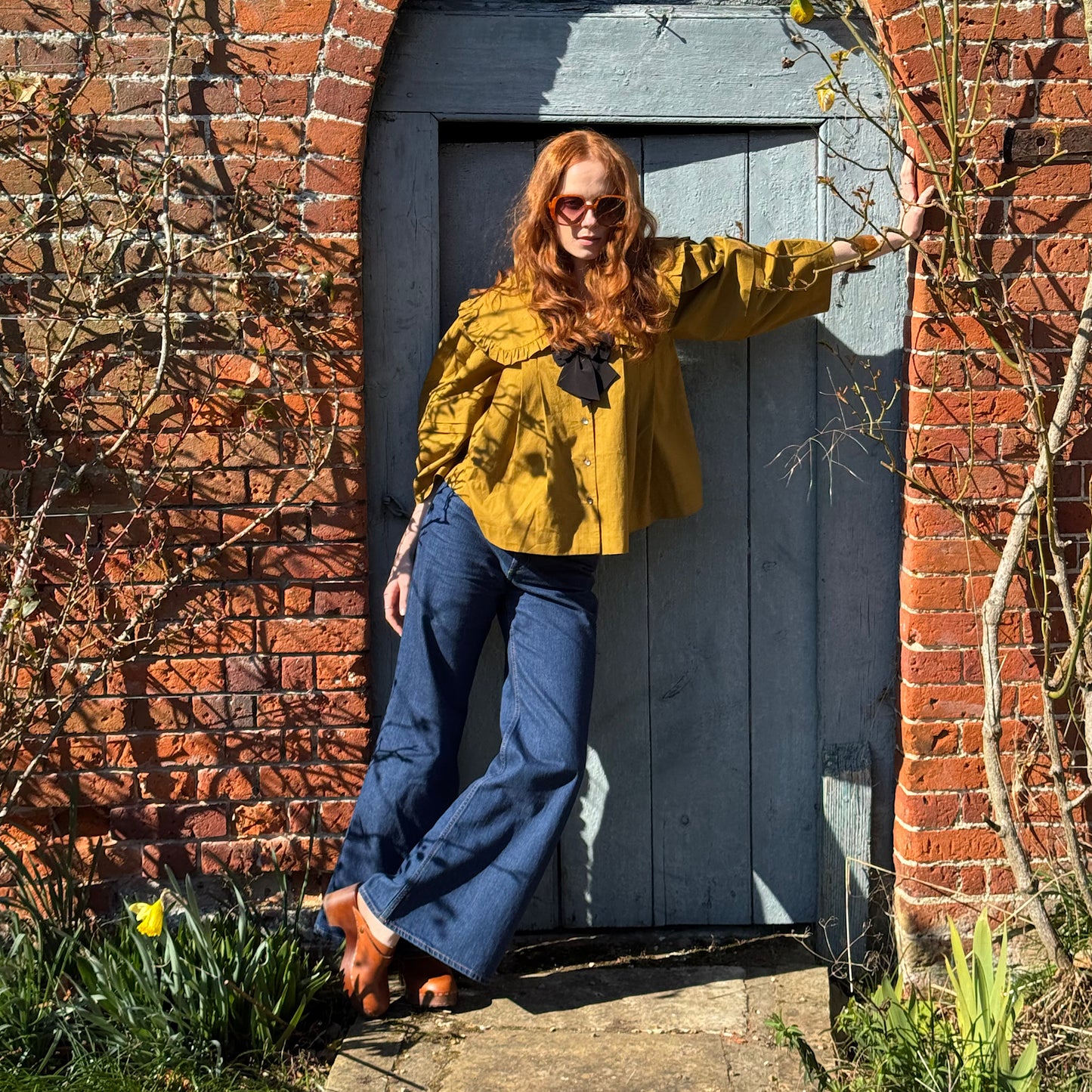 Lila blouse in olive cotton with big peter pan collar and black detachable bow