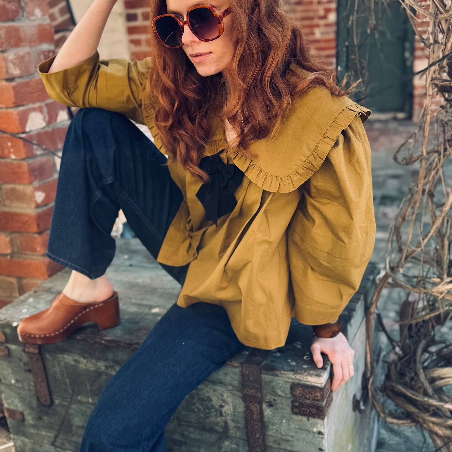 Lila blouse in olive cotton with big peter pan collar and black detachable bow