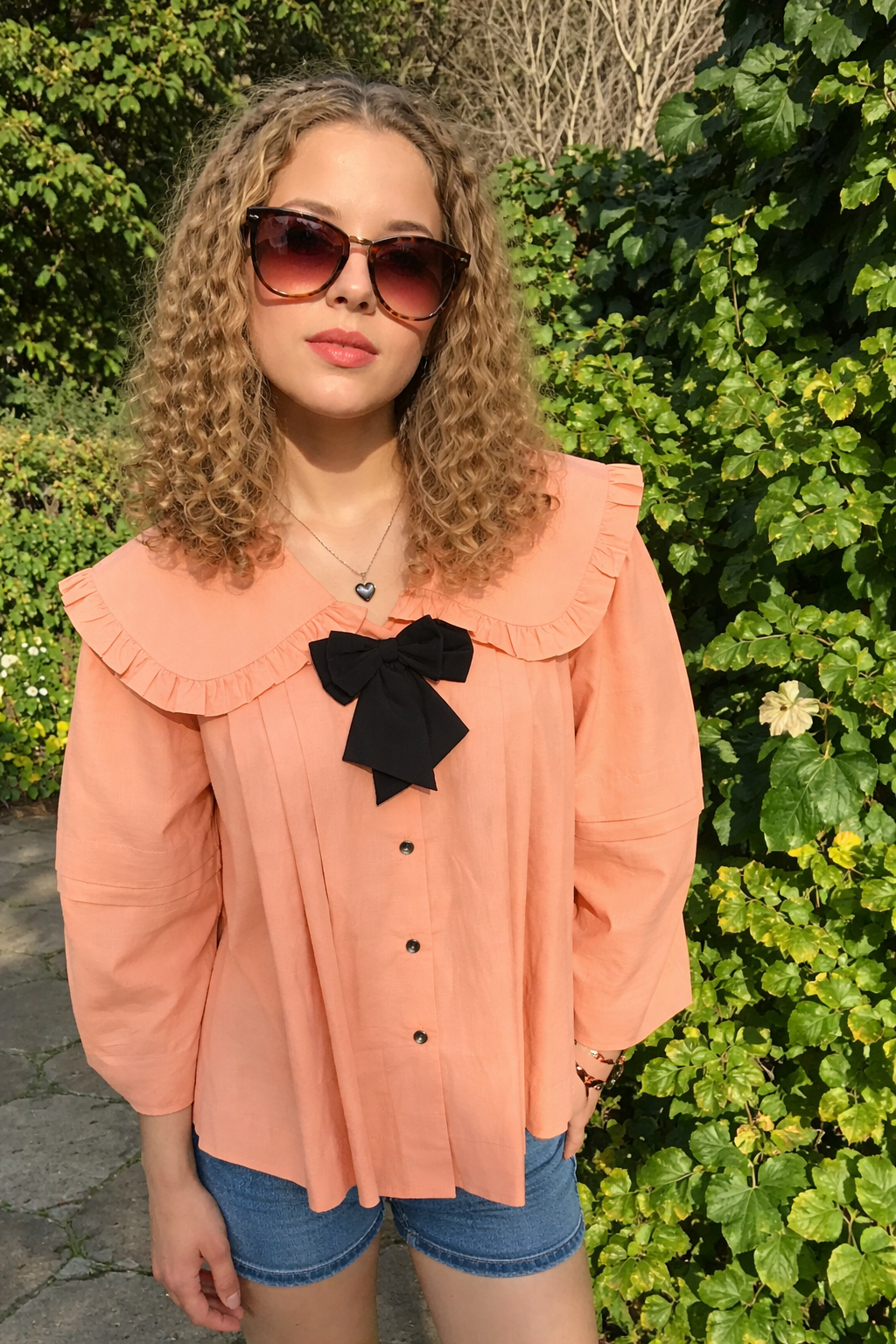 Lila blouse in pink cotton with big peter pan collar and black detachable bow
