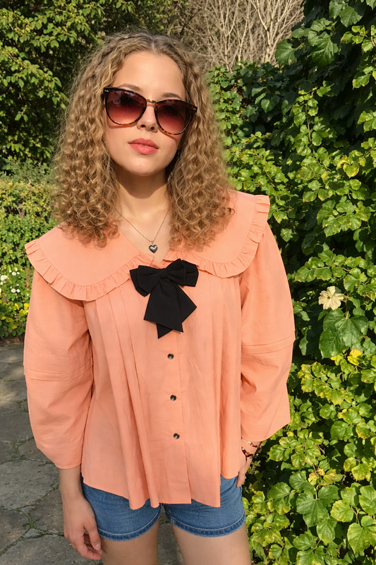 Lila blouse in pink cotton with big peter pan collar and black detachable bow